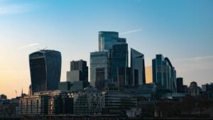 London skyline at sunset for a guide to the stocks and shares ISA