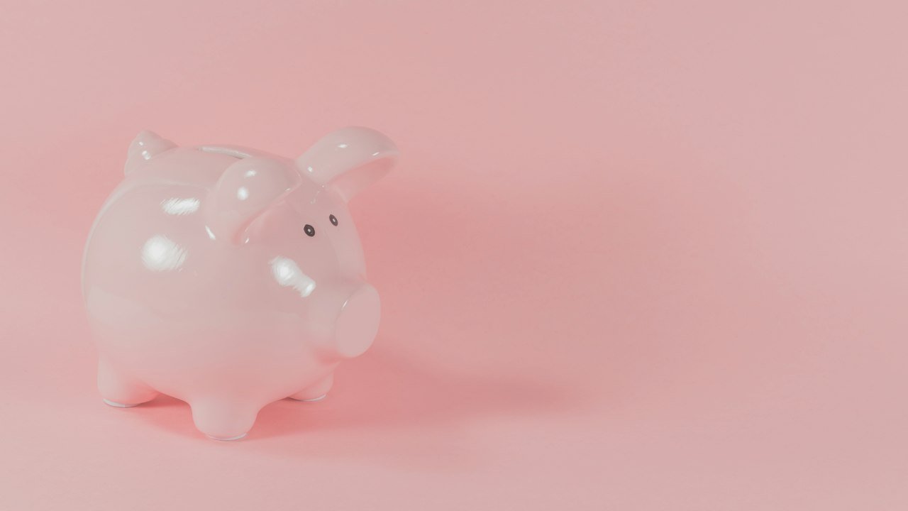 Pink ceramic piggy bank representing high yield savings account rates