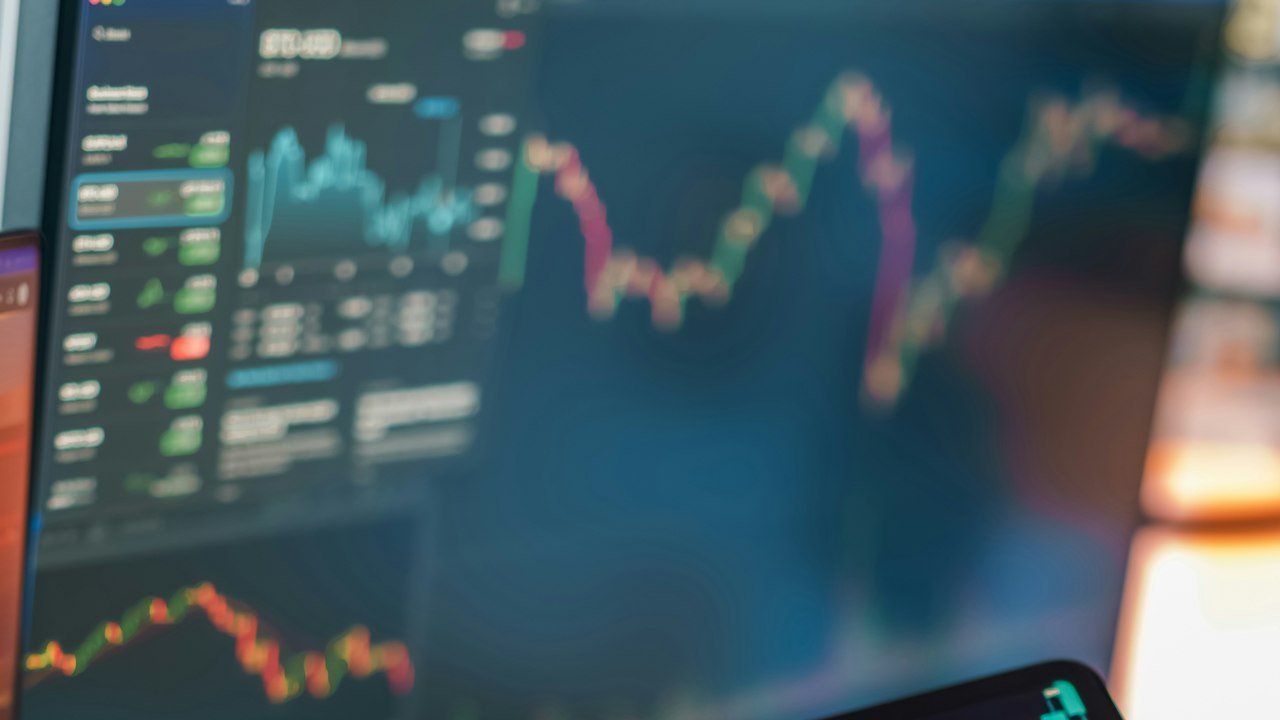 Trading charts on several screens, the daily tools of the richest stock market investors